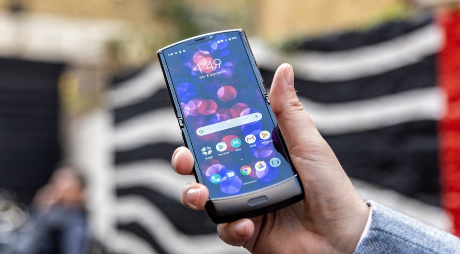 Sensasi menggenggam Motorola Razr 2019 (AndroidPit)