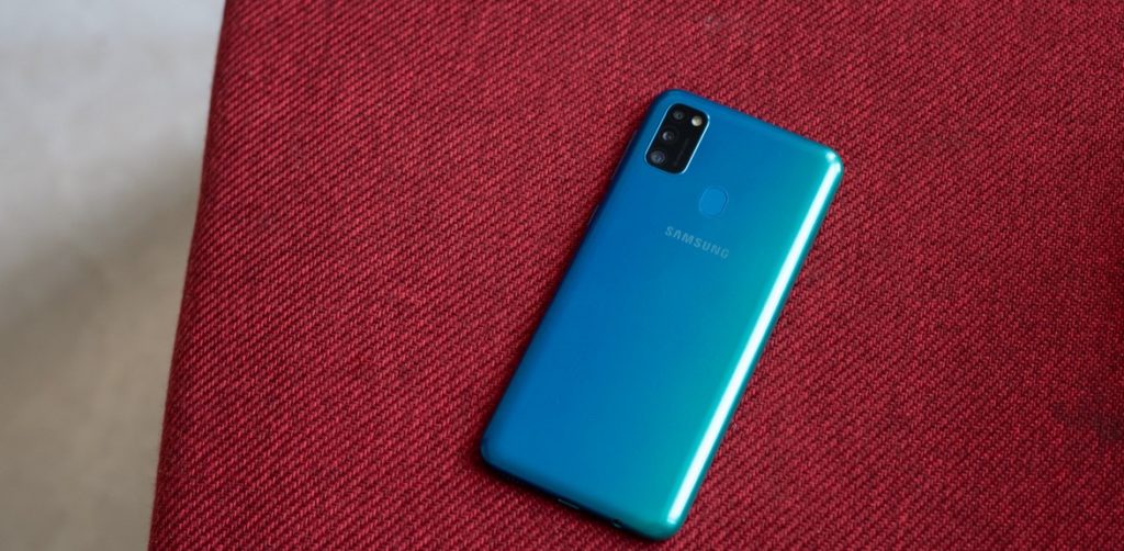Bagian belakang Samsung M30s (Android Authority)