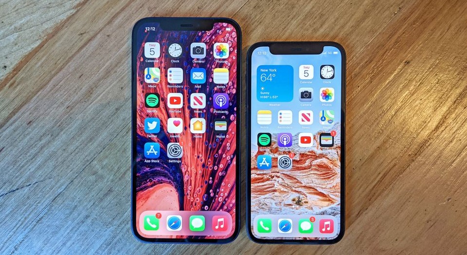 Perbandingan ukuran iPhone 12 Mini dan iPhone 12 (Toms Guide)
