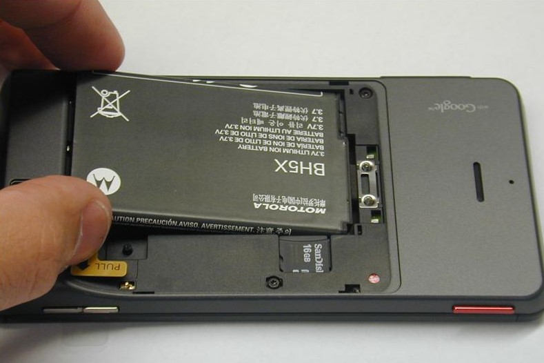 Baterai HP Android yang bisa dilepas (Motorola-Global)
