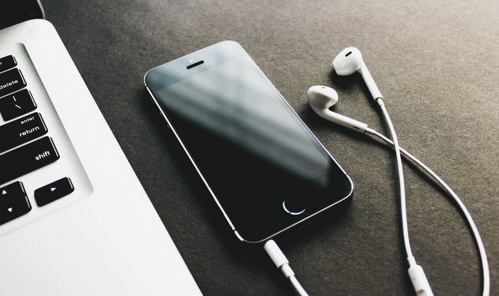 Mendengarkan musik dari iPhone (Unsplash)