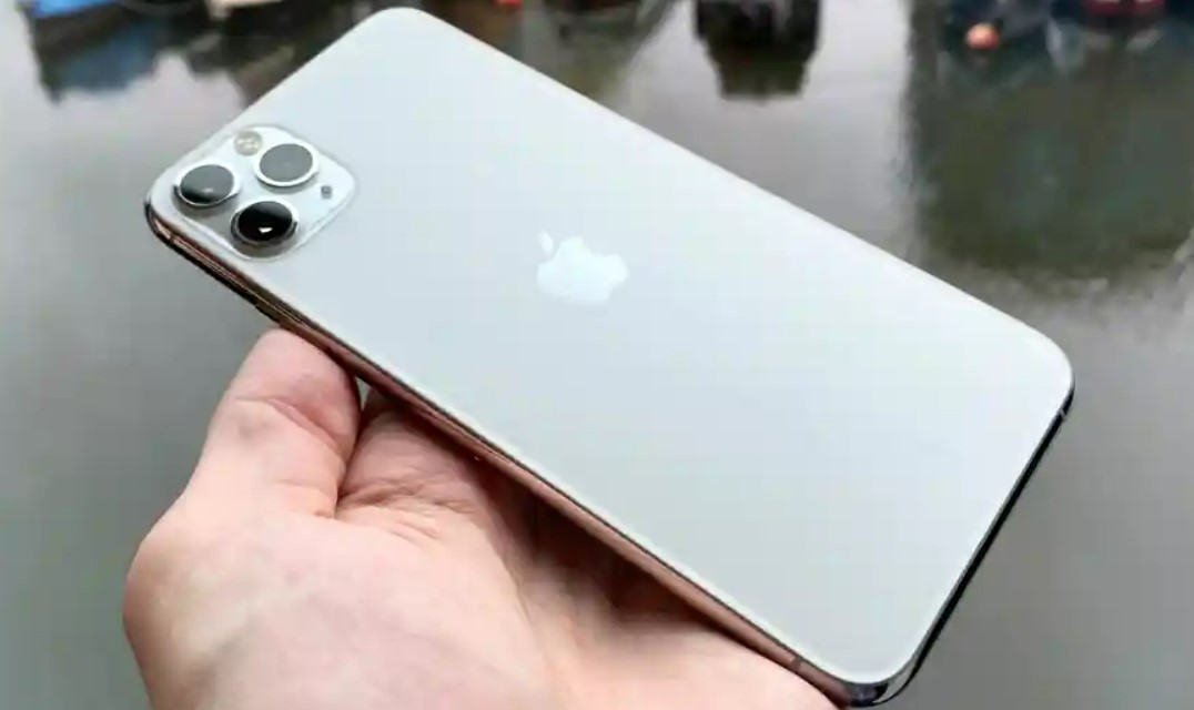 Apple 11 pro белый. Iphone 11 Pro White. Iphone 11 Pro Max белый. Iphone 11 Pro Max Silver. Apple iphone 12 Pro Max Silver.